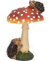 Vliegenzwam paddenstoelen tuinbeeldje met egels 11 cm